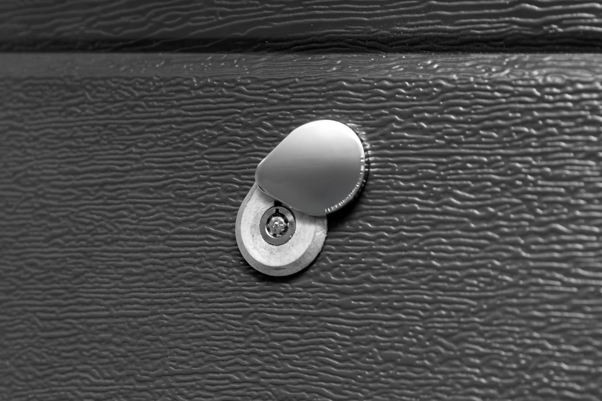 schellenberg-powerlift-notentriegelungsschloss-60611-garagentor-40mm image 3
